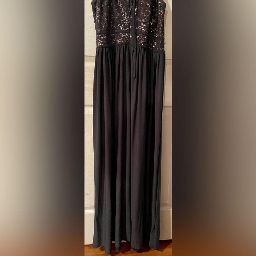 Ladies sleeveless gray long dress for special occasions Size 14W. Preowned